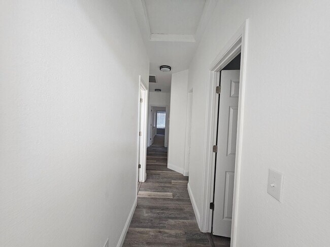 Building Photo - 4 Bedroom 2 Bath