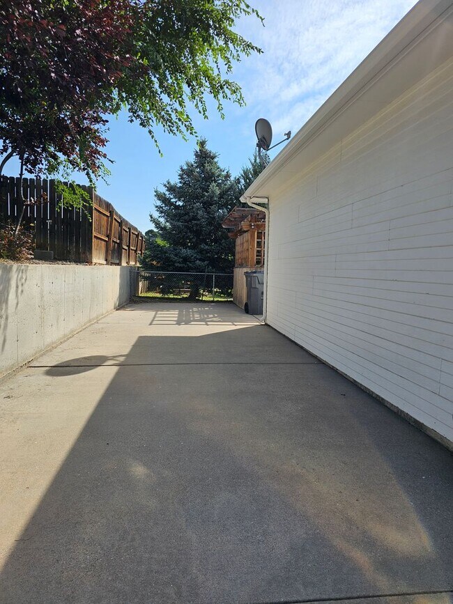 Building Photo - 5503 Bluff Pl