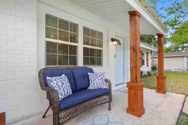 Building Photo - 805 Lewis Ave