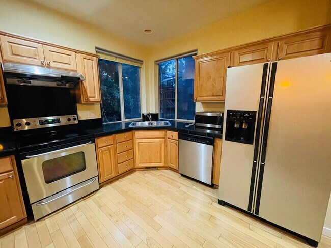 Building Photo - 2551 NW Byrne Terrace