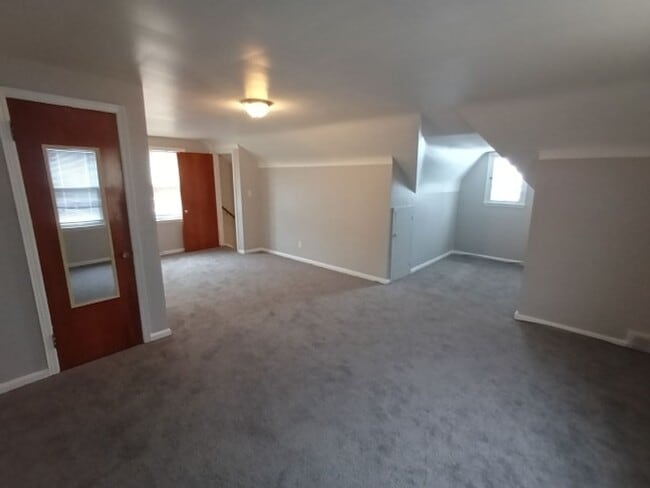 Building Photo - 3 bedroom/1.5 bath now available! $1300/mo!