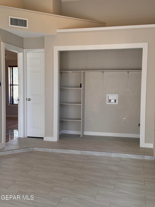 Building Photo - 15327 Woodhill Ct