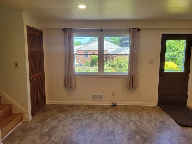 Building Photo - 4 Bedroom Colonial in Timonium