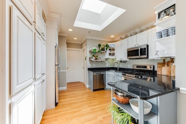 Building Photo - 601 E Broadway