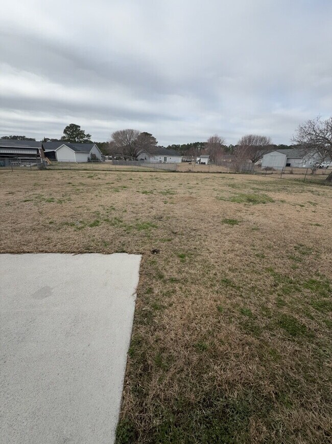 Building Photo - Stunning 3 Bedroom Home in Hubert-708 Covington Ct.