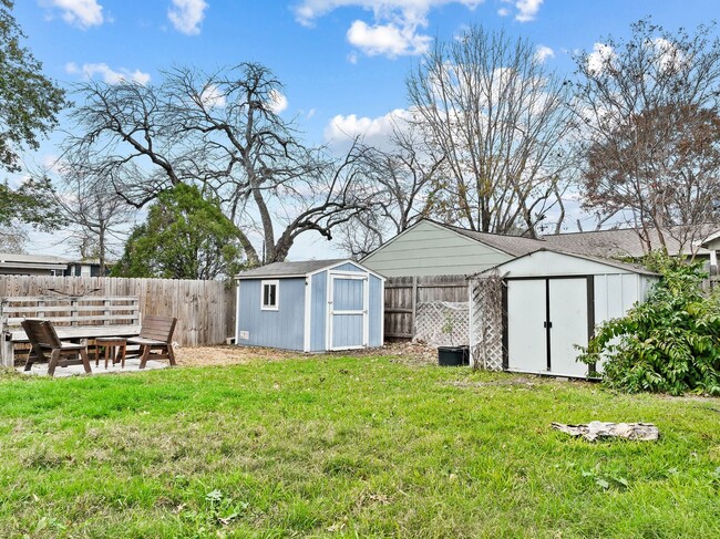 Building Photo - **Charming Home in Terrell Heights – Moder...