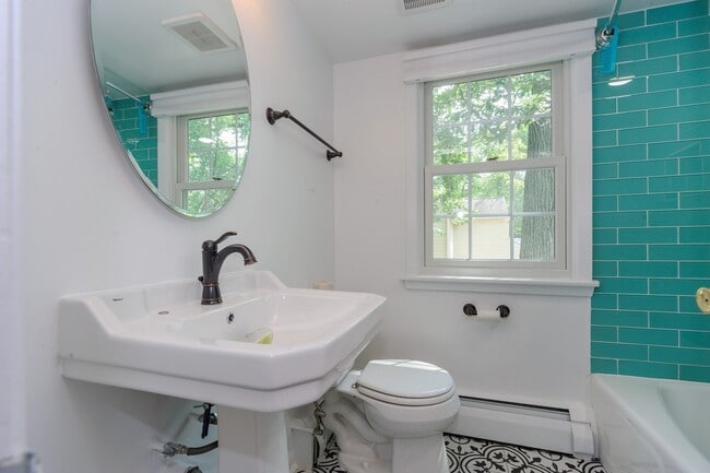 Building Photo - 706 Juniper Rd