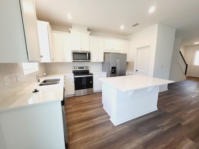 Building Photo - 3 Bedroom 2.5 Bathroom Townhome For Rent w...