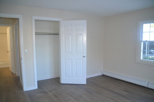 Building Photo - 12 St James Pl