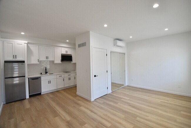Interior Photo - 2683