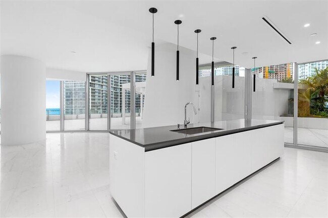 Building Photo - 300 Biscayne Blvd Way
