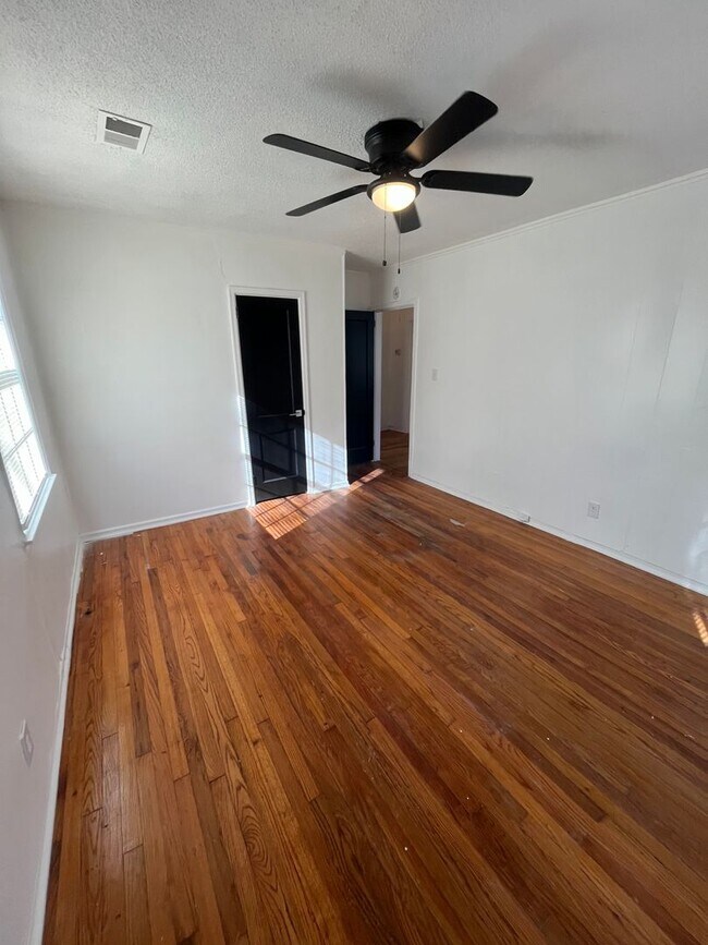 Building Photo - Spacious 2 bedroom 1 bath home for lease