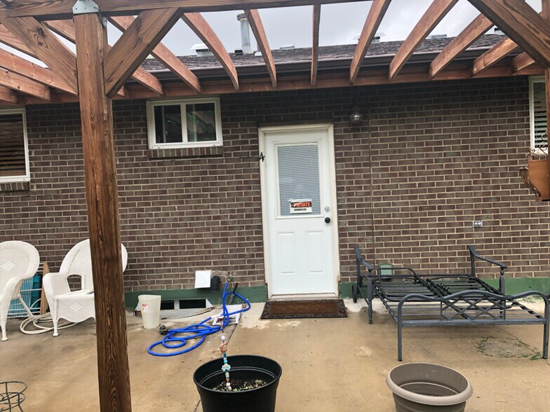 Building Photo - 4 S Gay Dr