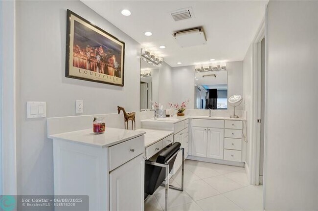 Building Photo - 1150 Hillsboro Mile