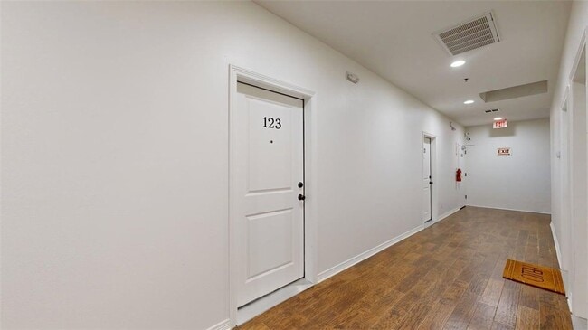 Building Photo - 206 N Main St