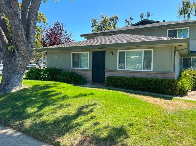 Primary Photo - DESIREABLE UNION CITY NEIGHBORHOOD BEAUTIF...