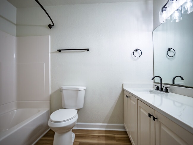 Building Photo - 1802 Jackson Ave W