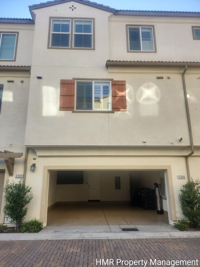Building Photo - Modern 3-Story Townhouse