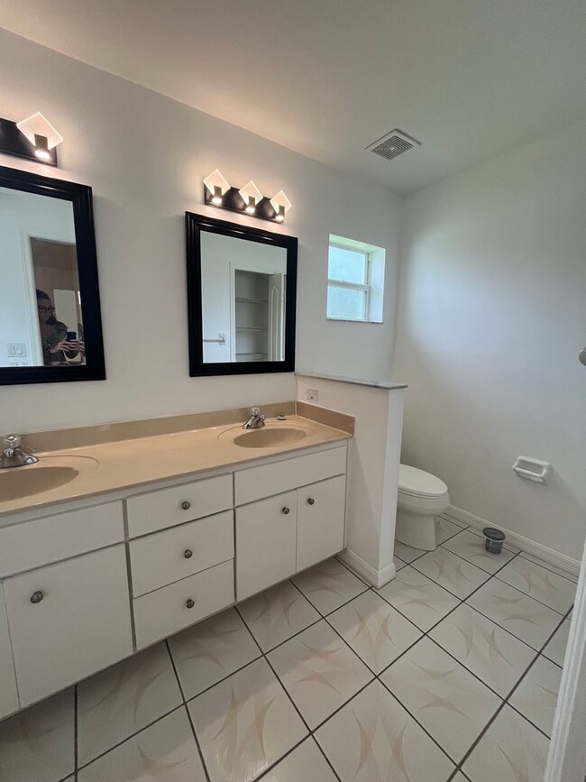 Building Photo - Single family Home with Florida room!