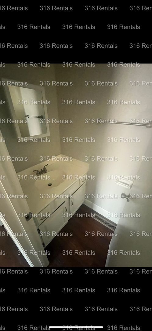 Building Photo - $850- 2 bed 1 bath - Townhomes