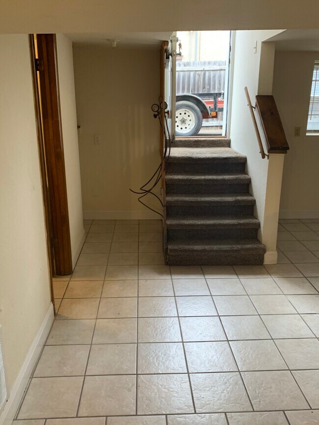 entry - 1206 Lakeview Ave