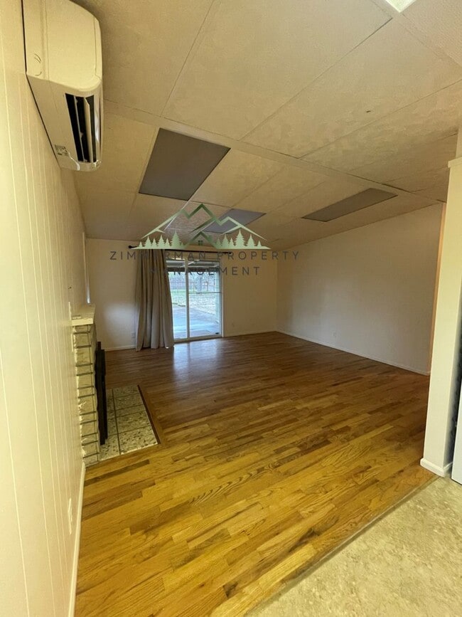 Building Photo - Quiet Friendly Street Neighborhood 3bd/1ba House