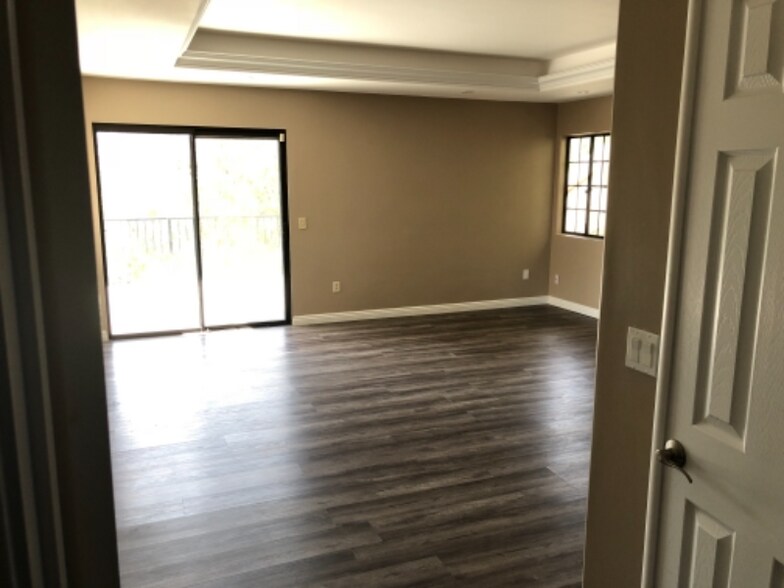 Building Photo - 1824 Queens Way