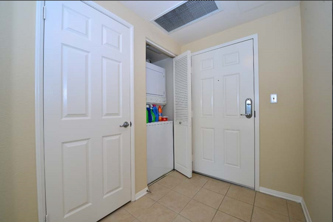 Building Photo - Fantastic Penthouse Unit Downtown Marina D...