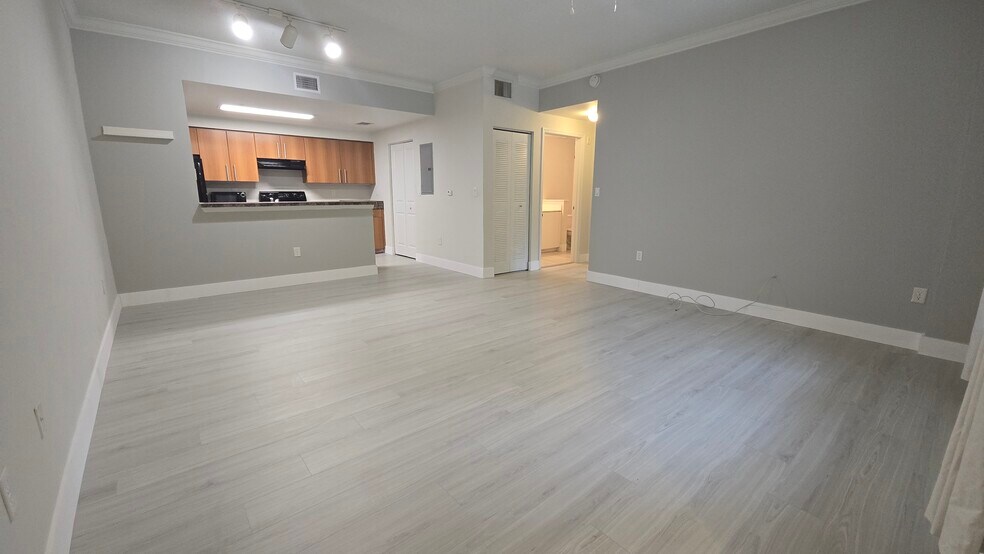 Building Photo - 5800 W Sample Rd