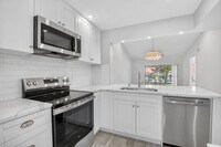 Building Photo - 6649 Somerset Dr