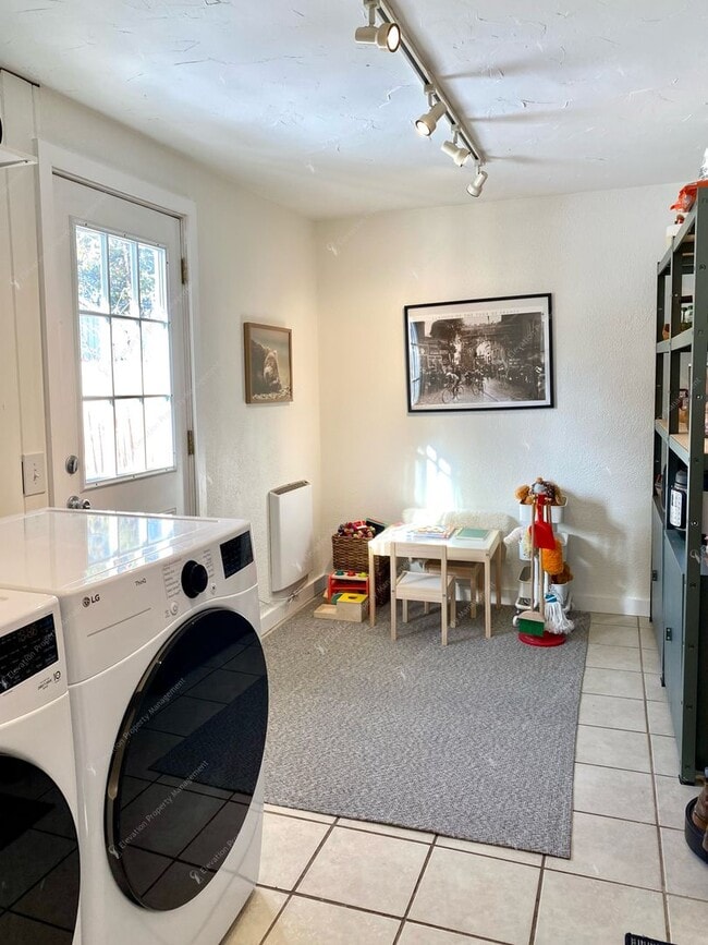 Building Photo - *Unfurnished* Charming Single-Story 3-Bedroom, 2-Bathroom Rancher with Stunning Yard