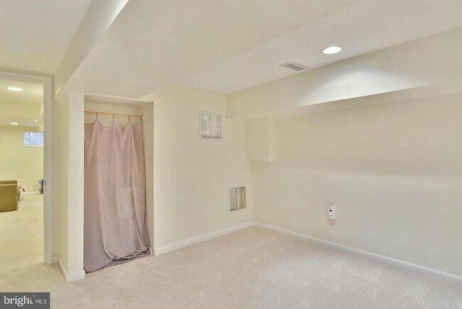 Building Photo - 717 Hillsboro Dr