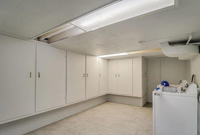 Building Photo - Stylish Unit Designed for Comfort