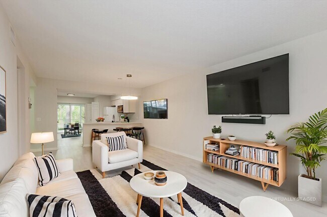 Building Photo - 2 bed + den 2 bath condo, just 2.5 miles from the beach!