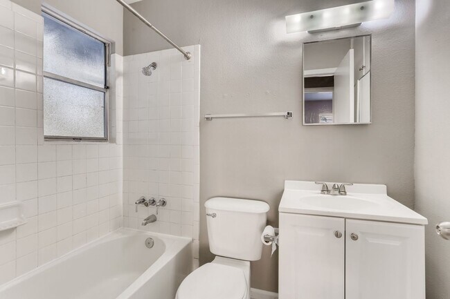 Building Photo - (**APP PENDING 06/13/23)  3 Bedroom / 1 Ba...
