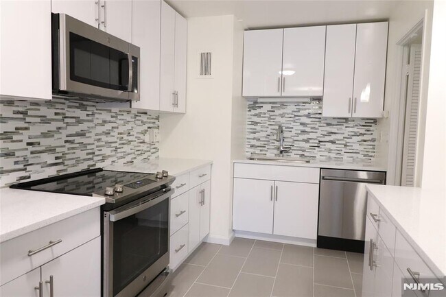 Building Photo - 1600 Center St