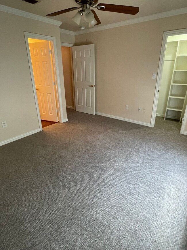 Building Photo - 2 BEDROOM TOWNHOME