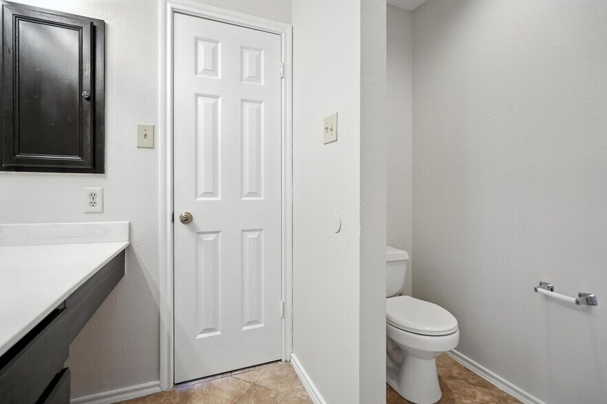 Building Photo - 2802 Redrock Trl