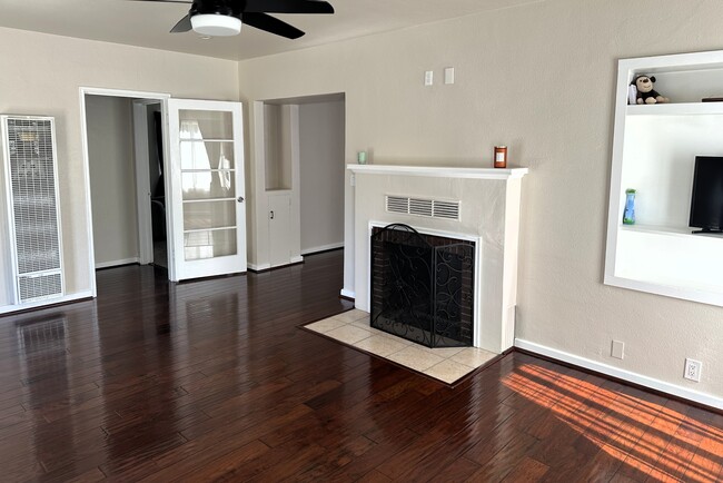 Building Photo - 338 S F St