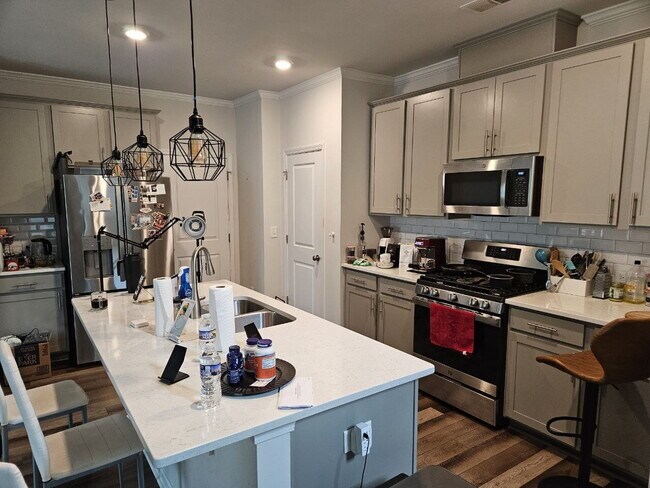 Building Photo - Modern townhome with high-end finishes throughout, minutes to 540 and walkable to great shopping.