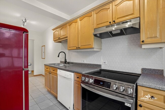 Building Photo - Fantastic Rogers Park 1 Bedroom Has it All