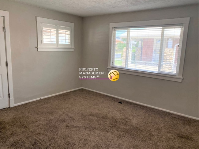 Building Photo - 2 Bedroom Salt Lake Duplex - All Utilities Included!