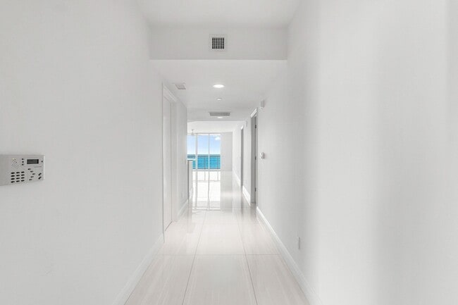 Building Photo - 2650 Lake Shore Dr