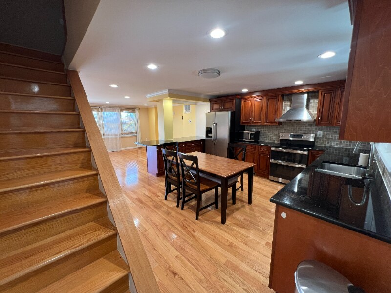 Building Photo - 643 47th St