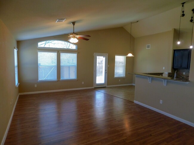 Building Photo - Available Now!!!! Beautiful 4 bedroom, 2 b...