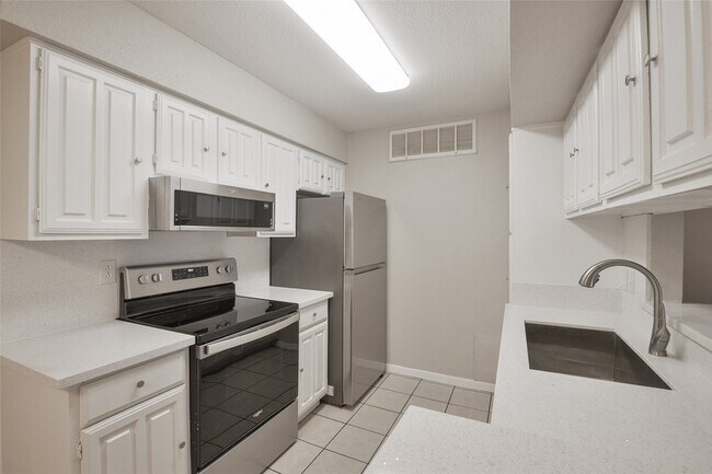 Building Photo - 12955 Woodforest Blvd