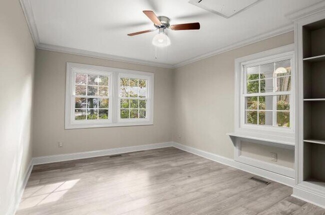 Building Photo - Home with Private Garden Oasis