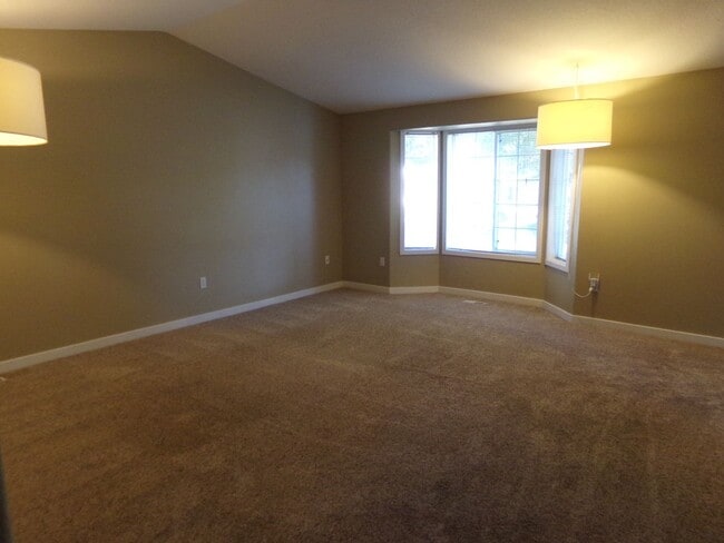 Building Photo - Three Bedroom on quiet cul-de-sac!