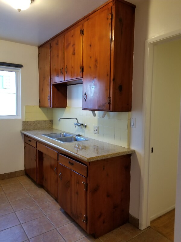 Building Photo - 2370 Walgrove Ave