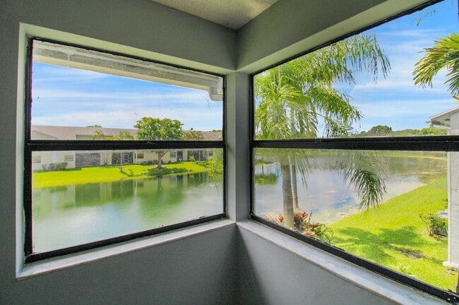 Building Photo - 960 N Franklin Ave